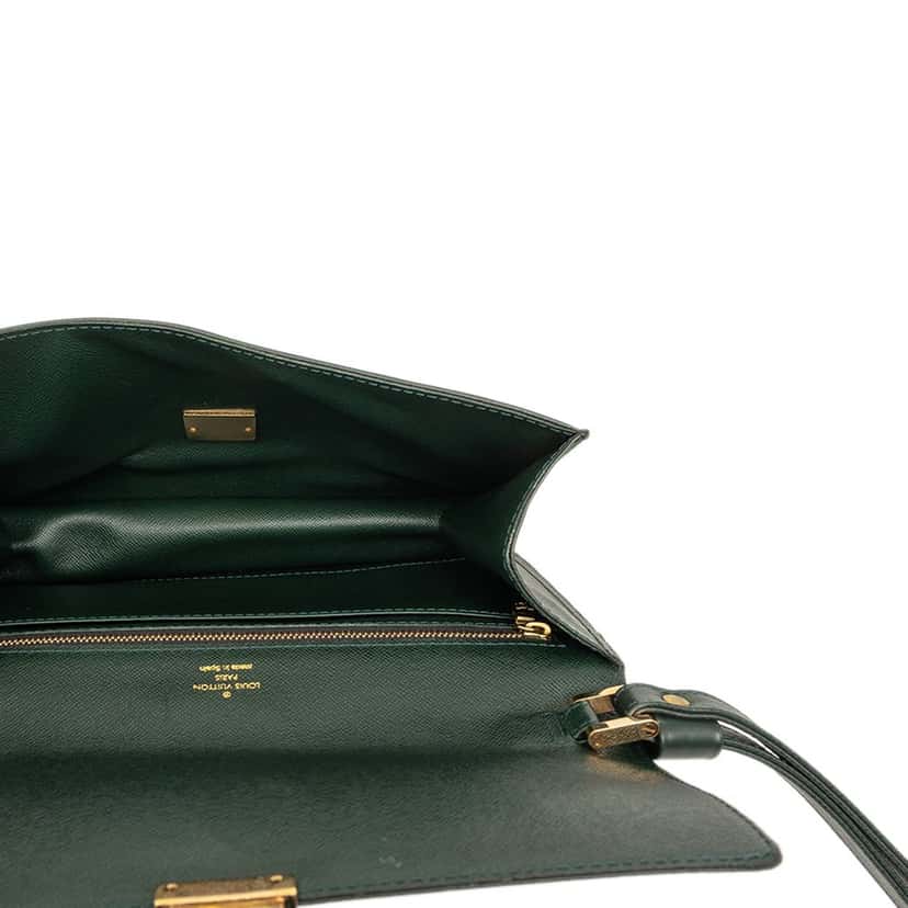 Louis Vuitton Taiga Selenga Green Leather Very good condition - Model View