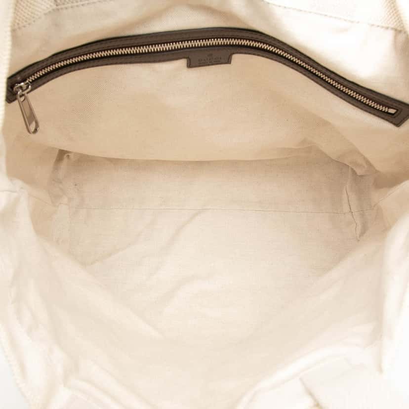 Gucci Canvas Web Embossed Logo Tote White Very good condition - Model View