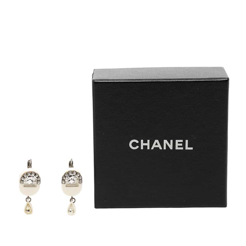 Chanel Resin Strass Rain Drop Clip On Earrings White Plastic Very good condition - Model View