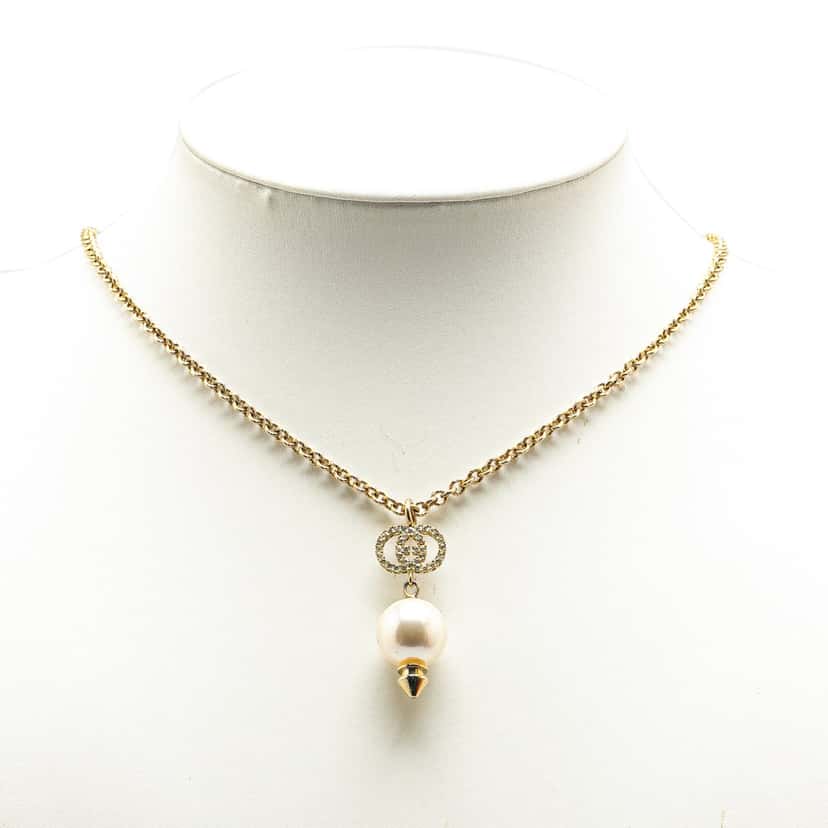 Gucci Gold Plated GG Faux Pearl Drop Pendant Necklace Gold Metal Very good condition - Model View