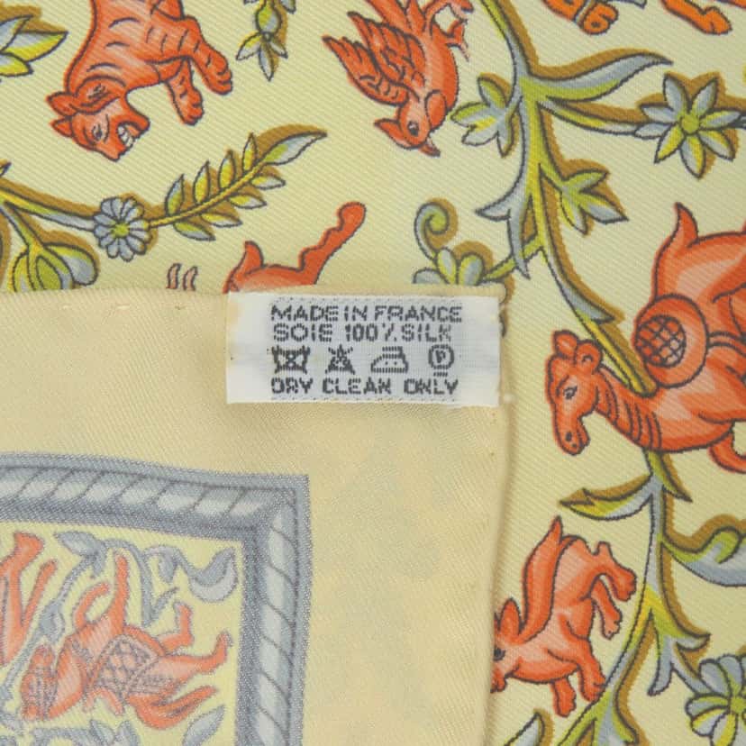 Hermès Chasse En Inde Silk Scarf 90 Yellow Very good condition - Model View