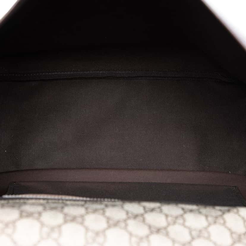 Gucci GG Supreme Messenger Bag Beige Very good condition - Model View