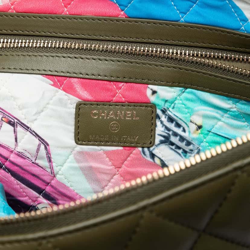 Chanel Large Quilted Lambskin Cuba La Habana O Case Clutch Green Leather Very good condition - Box View