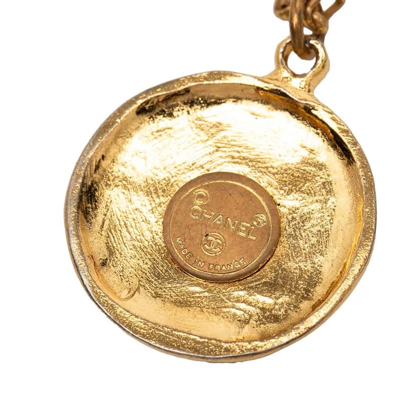 Chanel CC Gold Plated Medallion Pendant Necklace Gold Metal Very good condition - Model View