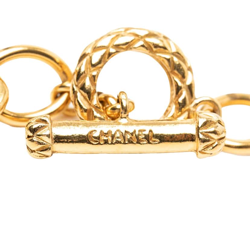 Chanel CC Gold Plated Oval Pendant Necklace Gold Metal Very good condition - Model View