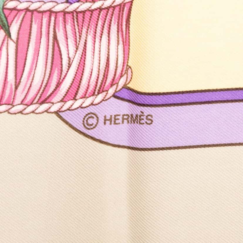 Hermès Regina Silk Scarf 90 Beige Very good condition - Model View