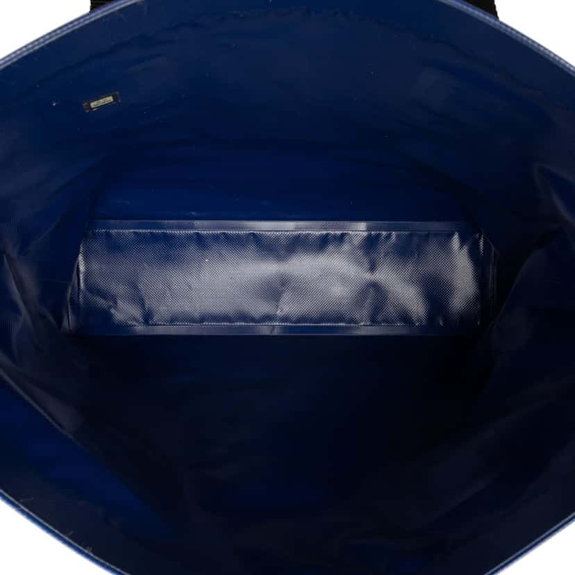 Chanel CC Vinyl Tote Blue Plastic Very good condition - Model View