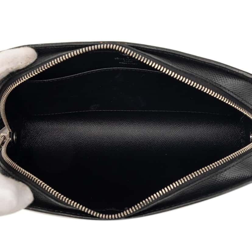 Louis Vuitton Taiga Pochette Baikal Black Leather Very good condition - Model View