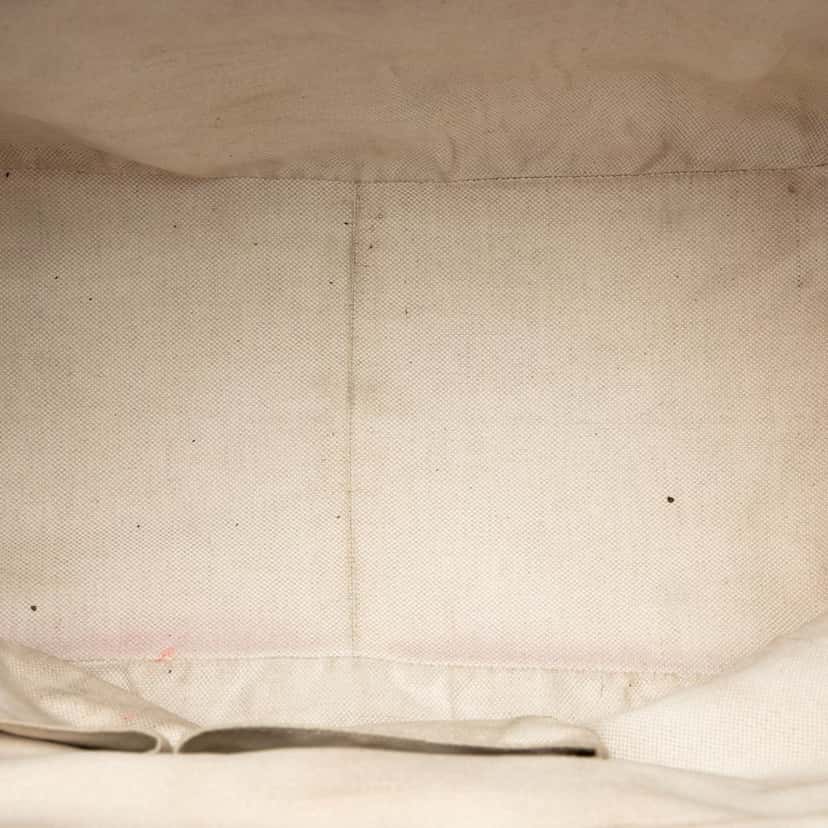 Gucci Medium GG Canvas New Bamboo Tassel Tote Beige Very good condition - Model View