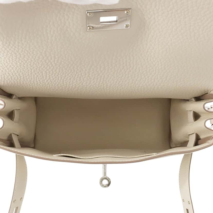 Hermès Togo Kelly Messenger PM White Leather Never worn - Model View