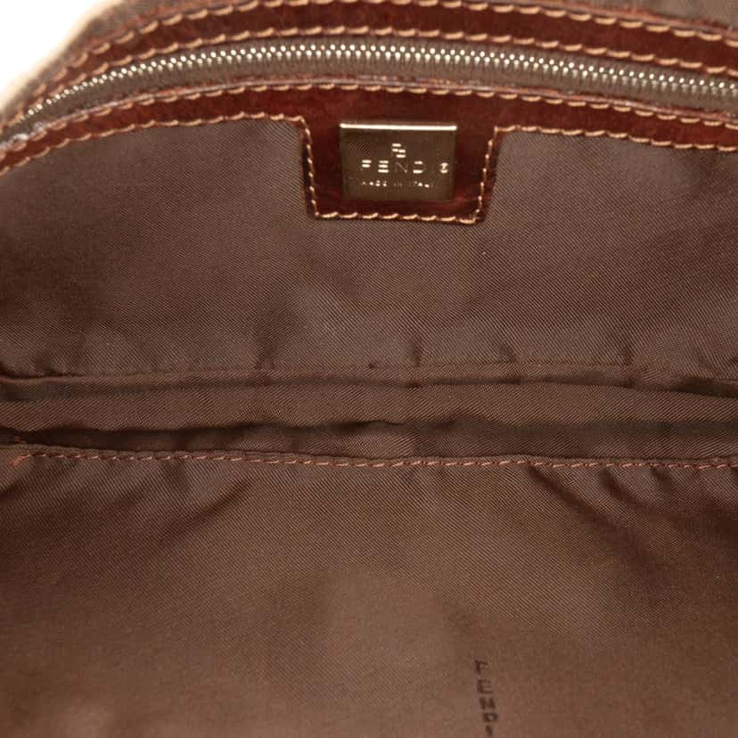 Fendi Zucca Canvas Baguette Beige Very good condition - Model View