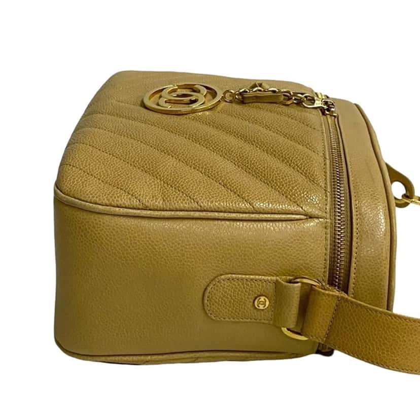 Chanel CC Chevron Caviar Vanity Case with Chain Beige Leather Very good condition - Box View