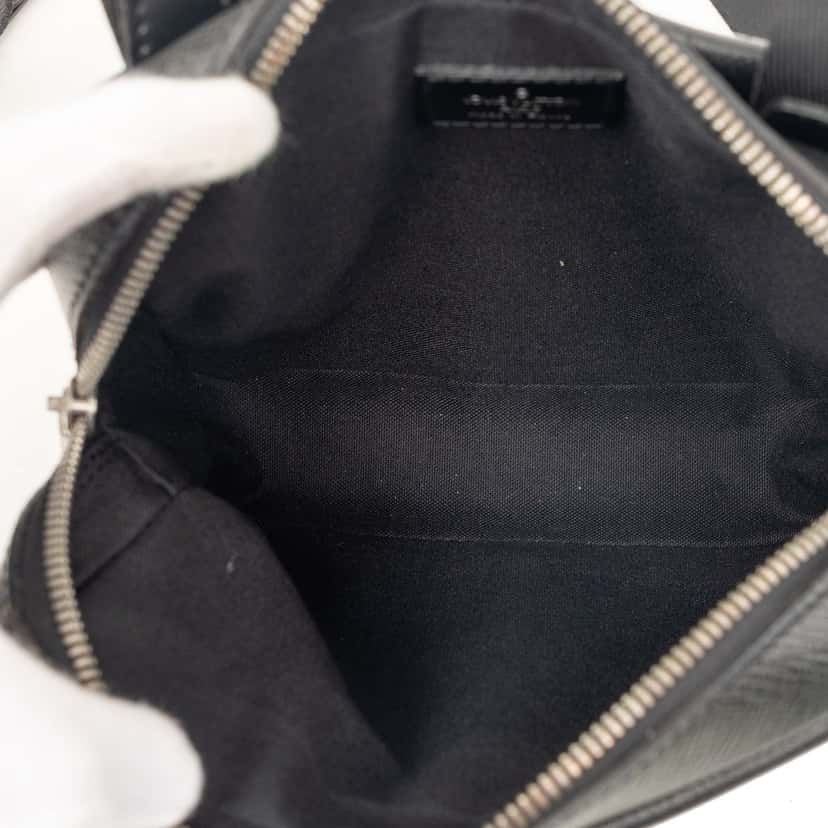 Louis Vuitton Taiga Sayan Green Leather Very good condition - Model View