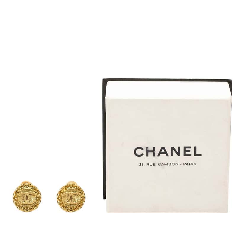 Chanel CC Gold Plated Round Clip On Earrings Gold Metal Very good condition - Model View