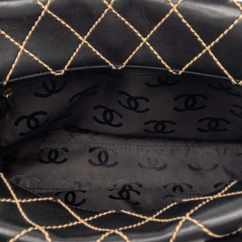 Chanel CC Calfskin Wild Stitch Handbag Black Leather Very good condition - Model View
