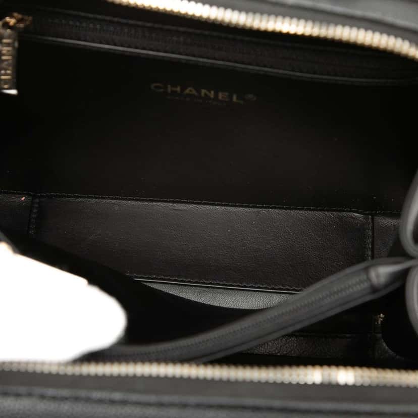 Chanel Medium Caviar CC Filigree Vanity Case Black Leather Very good condition - Model View
