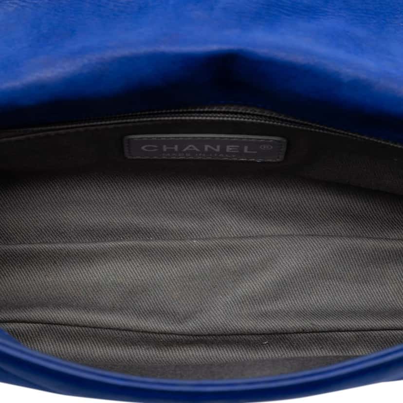 Chanel Small Iridescent Calfskin Diamond Stitch Chain Flap Blue Leather Very good condition - Model View