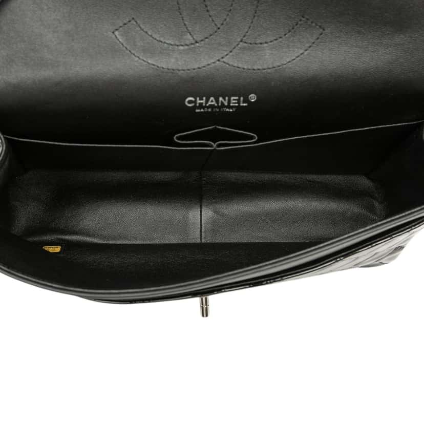 Chanel Jumbo Classic Patent Double Flap Black Leather Very good condition - Model View