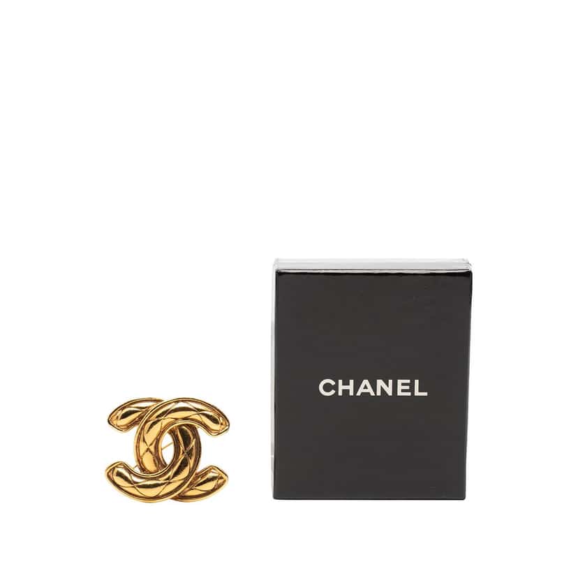 Chanel CC Gold Plated Quilted Brooch Gold Metal Very good condition - Model View