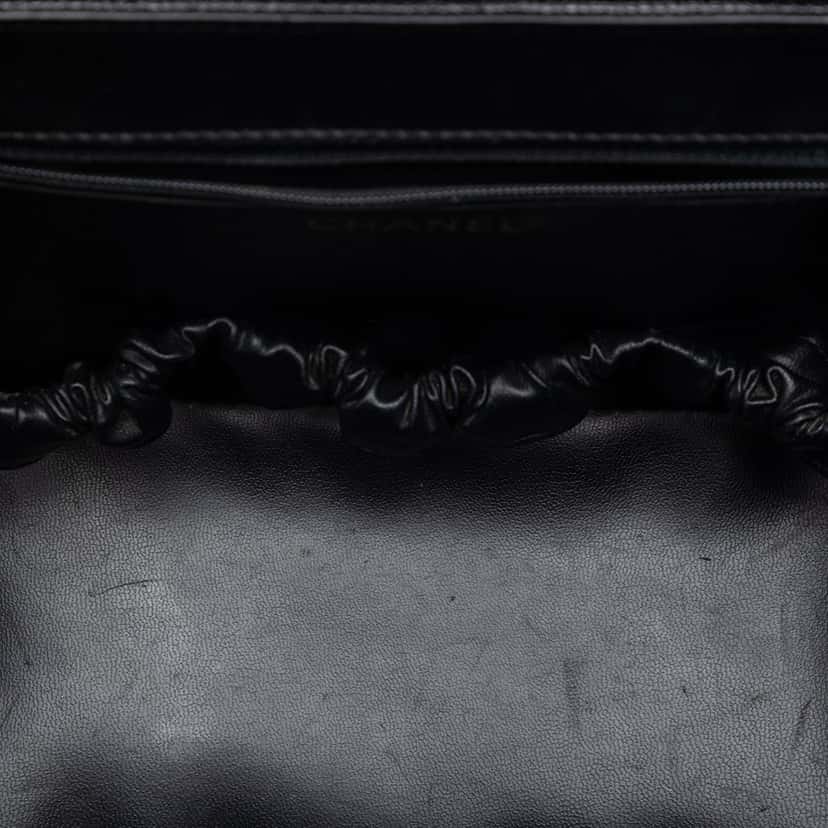 Chanel CC Caviar Turnlock Vanity Bag Black Leather Very good condition - Model View