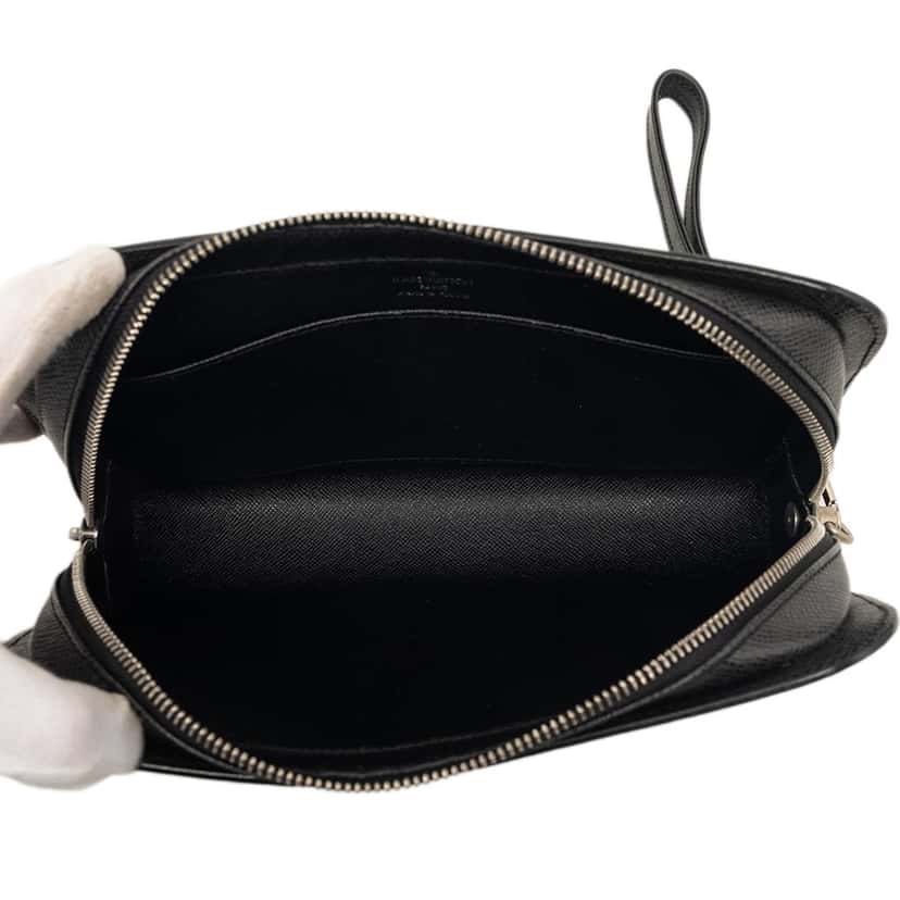 Louis Vuitton Taiga Pochette Baikal Black Leather Very good condition - Model View