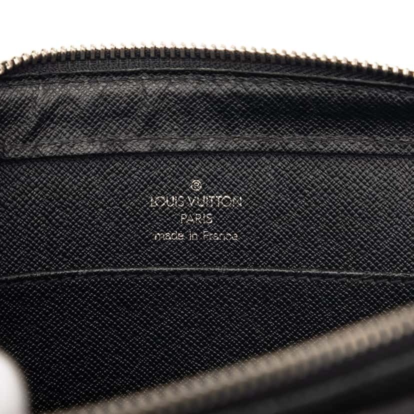 Louis Vuitton Taiga Pochette Baikal Black Leather Very good condition - Box View
