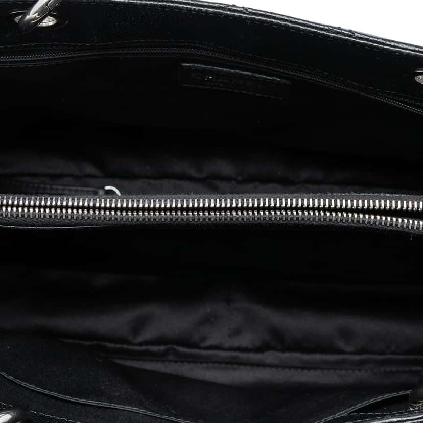 Chanel Caviar Grand Shopping Tote Black Leather Very good condition - Model View