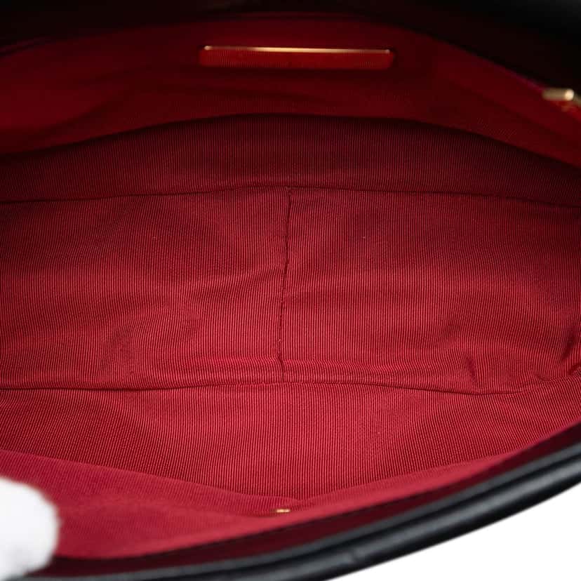 Chanel Medium Lambskin 19 Flap Black Leather Very good condition - Model View