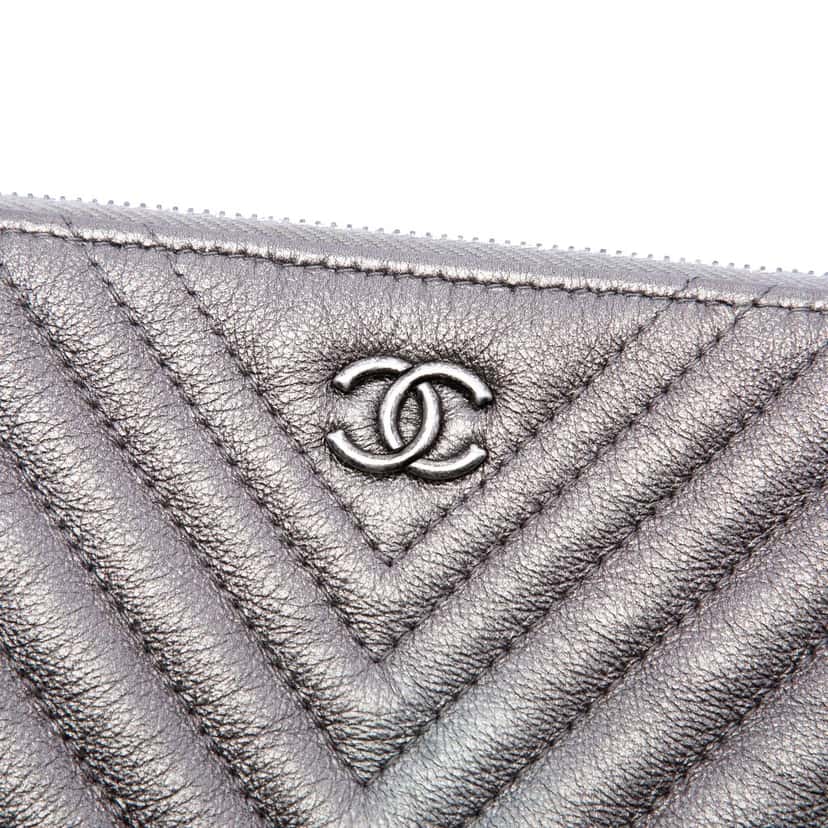 Chanel Medium Chevron Metallic Calfskin O Case Clutch Other Leather Very good condition - Box View