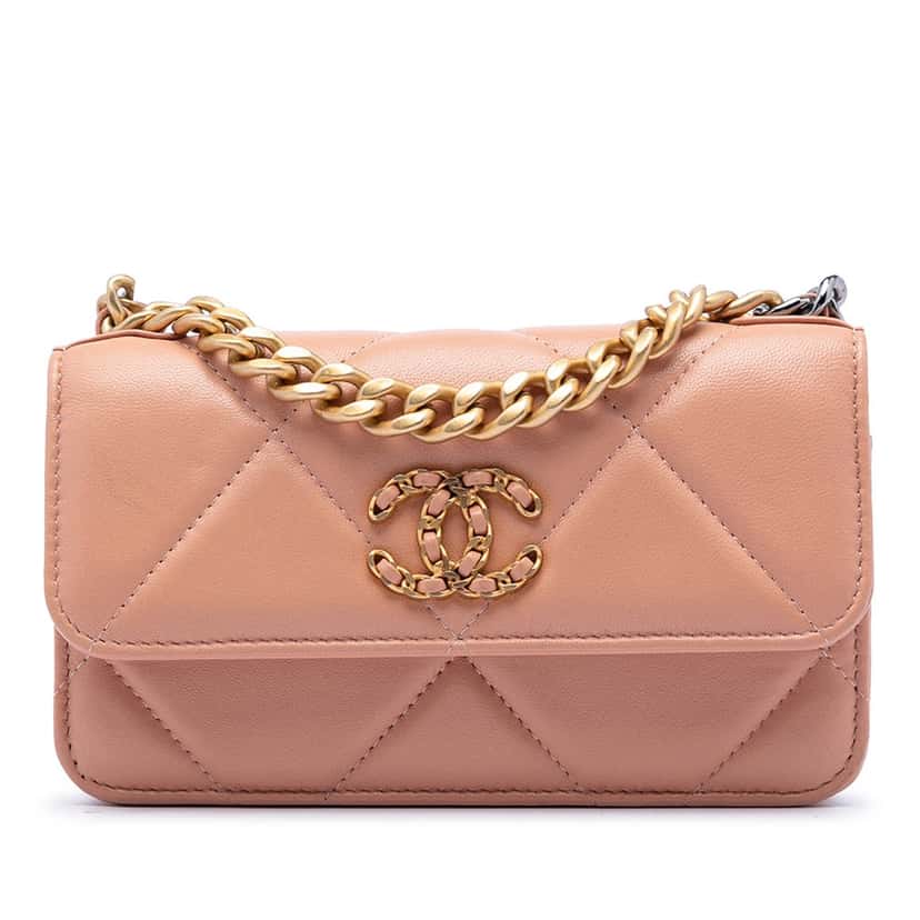 Chanel Quilted Lambskin 19 Clutch with Chain Pink Leather Very good condition - Front View