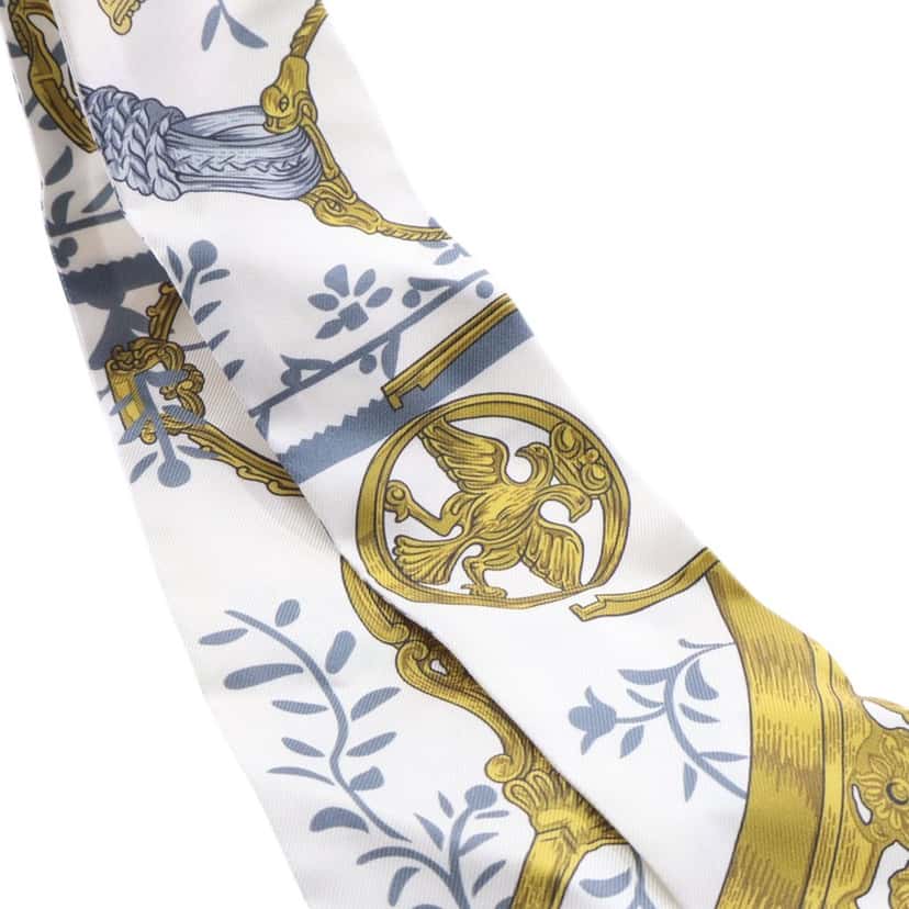 Hermès Etriers Remix Silk Twilly Scarf White Very good condition - Model View