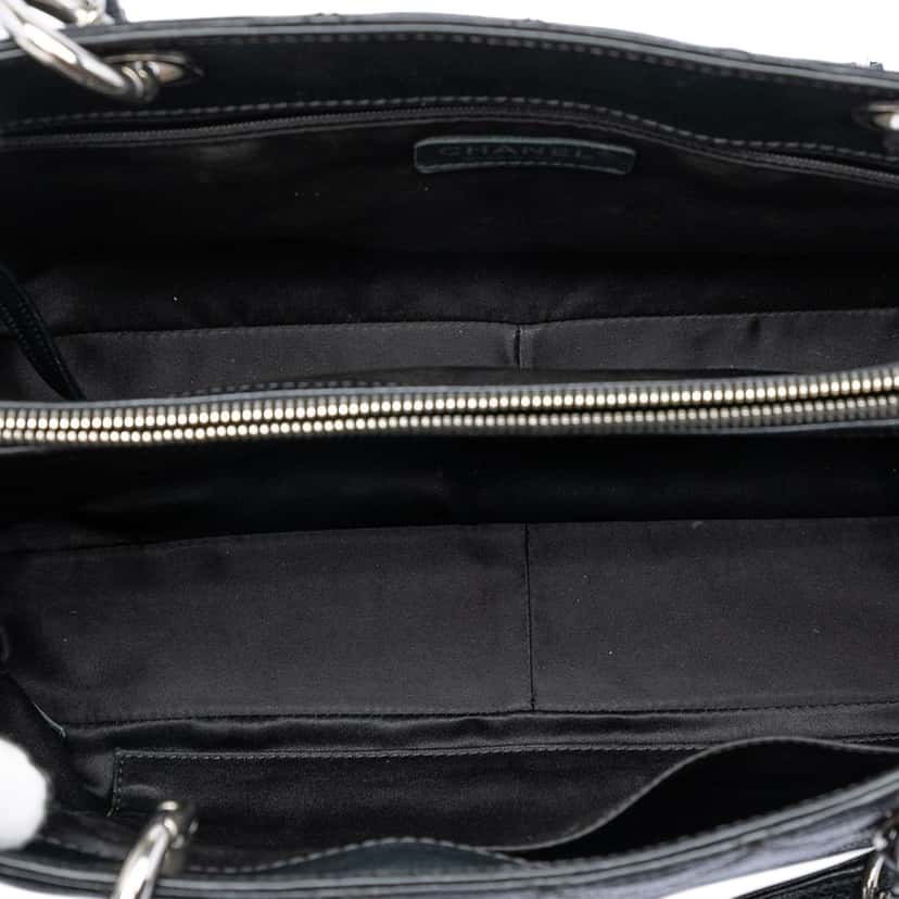 Chanel Caviar Grand Shopping Tote Black Leather Never worn, with tag - Model View