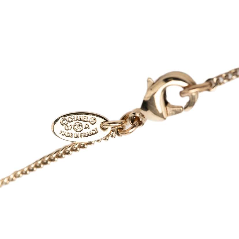 Chanel CC Gold Plated and Enamel Strass Faux Pearl Clover Pendant Necklace Gold Metal Very good condition - Model View