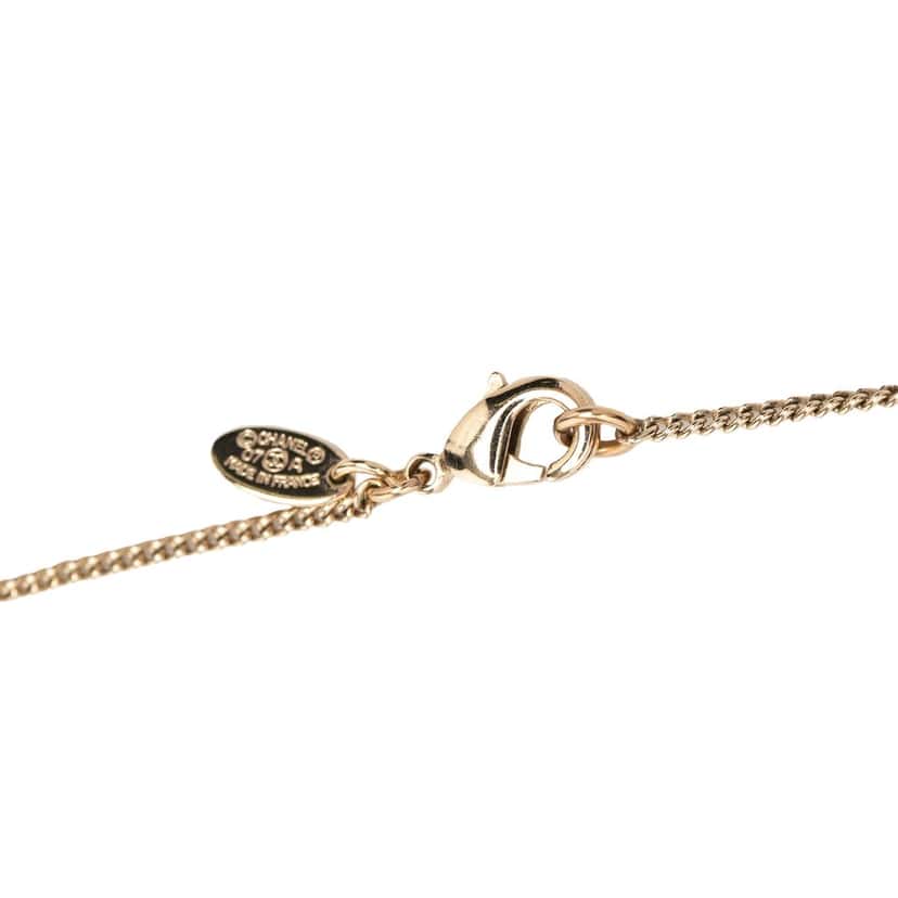 Chanel CC Gold Plated and Enamel Strass Faux Pearl Clover Pendant Necklace Gold Metal Very good condition - Box View