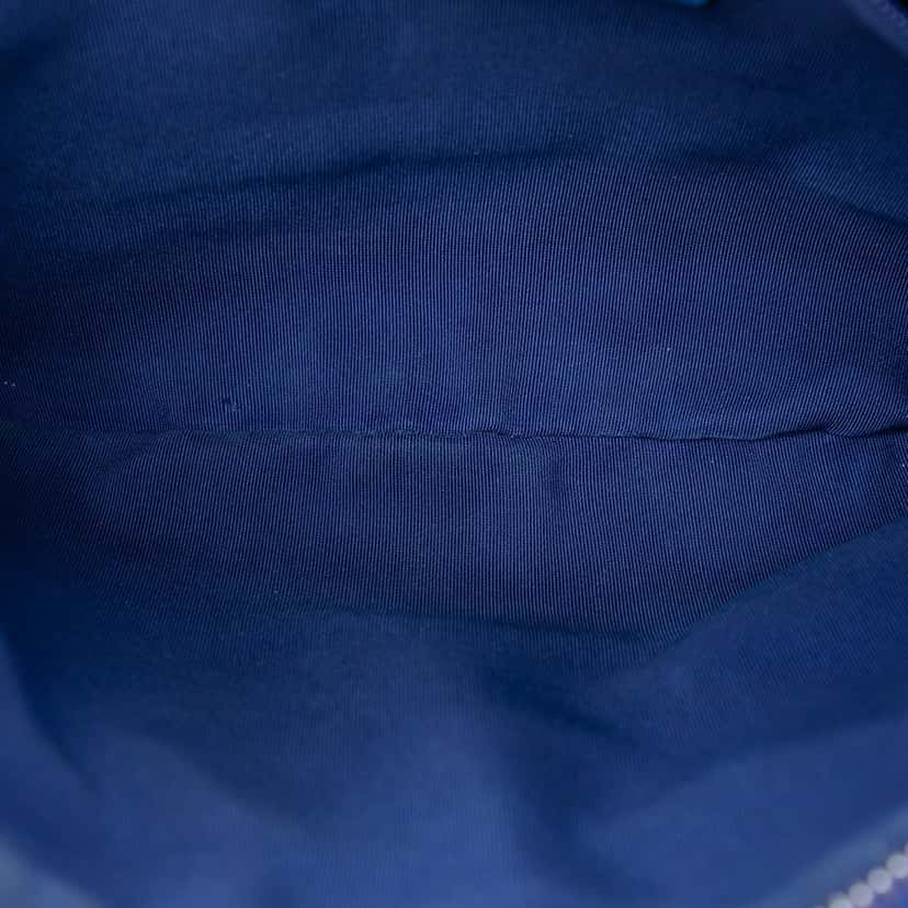 Chanel CC Chevron Lambskin Top Zip Belt Bag Blue Leather Very good condition - Model View