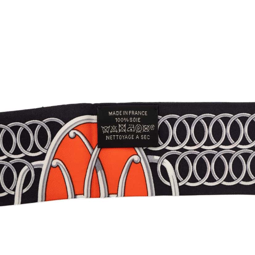 Hermès Lift Profile Silk Twilly Scarf Black Very good condition - Model View