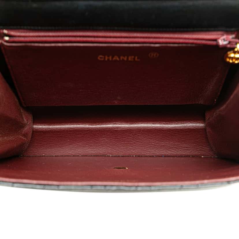 Chanel CC Quilted Lambskin Single Flap Black Leather Very good condition - Model View