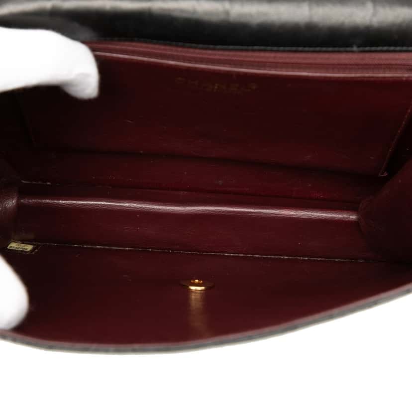 Chanel Medium CC Quilted Lambskin Single Flap Black Leather Very good condition - Model View