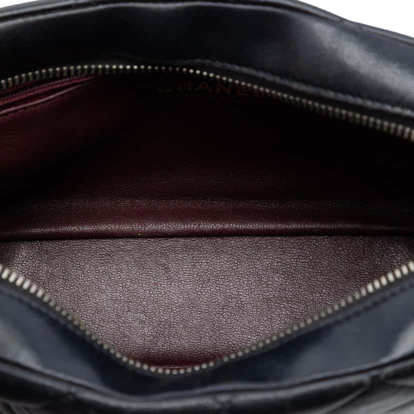 Chanel CC Quilted Lambskin Diamond Camera Bag Black Leather Very good condition - Model View