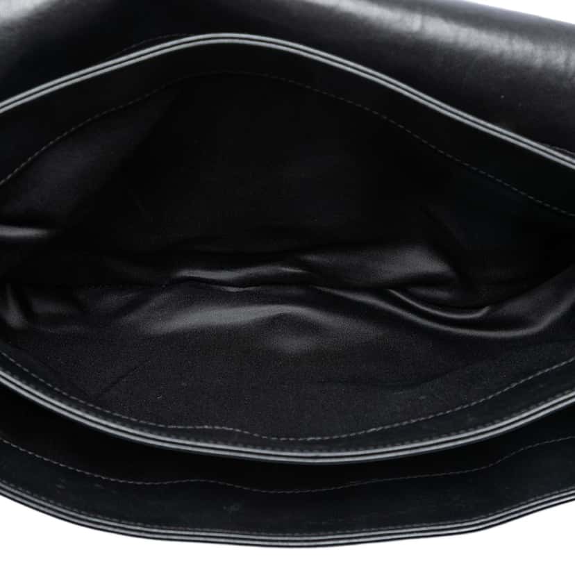 Chanel Patent Camellia Flap Bag Black Leather Very good condition - Model View