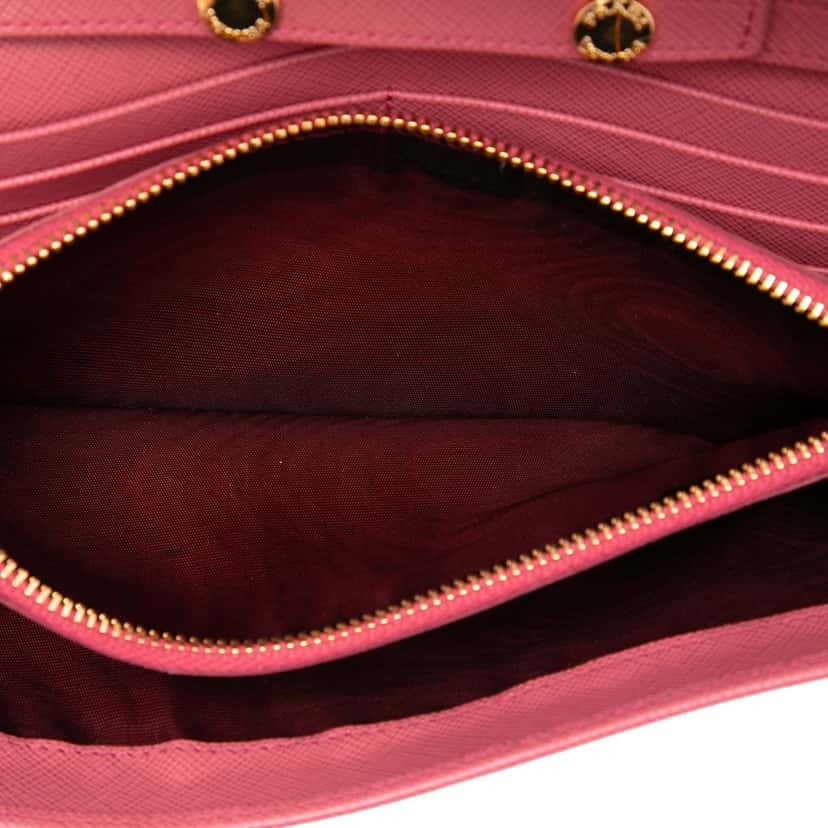 Prada Saffiano Wallet On Chain Pink Leather Very good condition - Model View