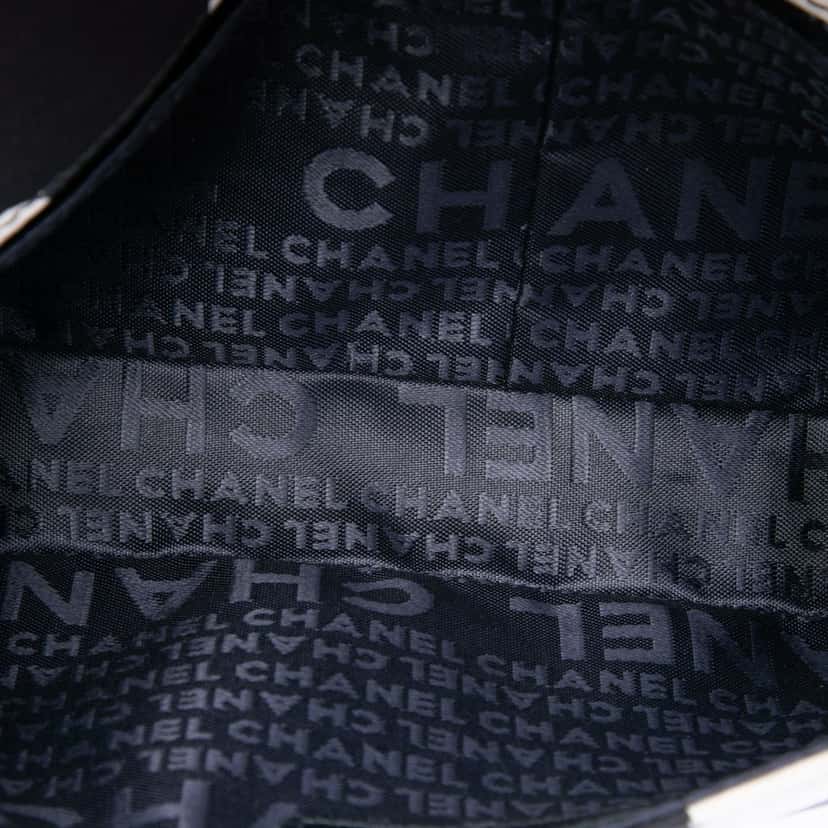 Chanel Small Silk and Lambskin Net Tahiti Flap Black Very good condition - Model View