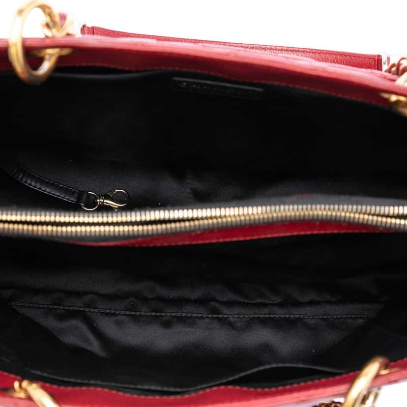 Chanel Caviar Grand Shopping Tote Red Leather Very good condition - Model View