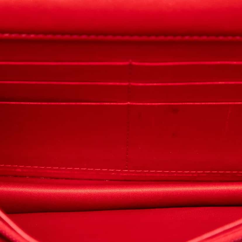 Chanel CC Embossed Patent Camellia Wallet On Chain Red Leather Very good condition - Model View