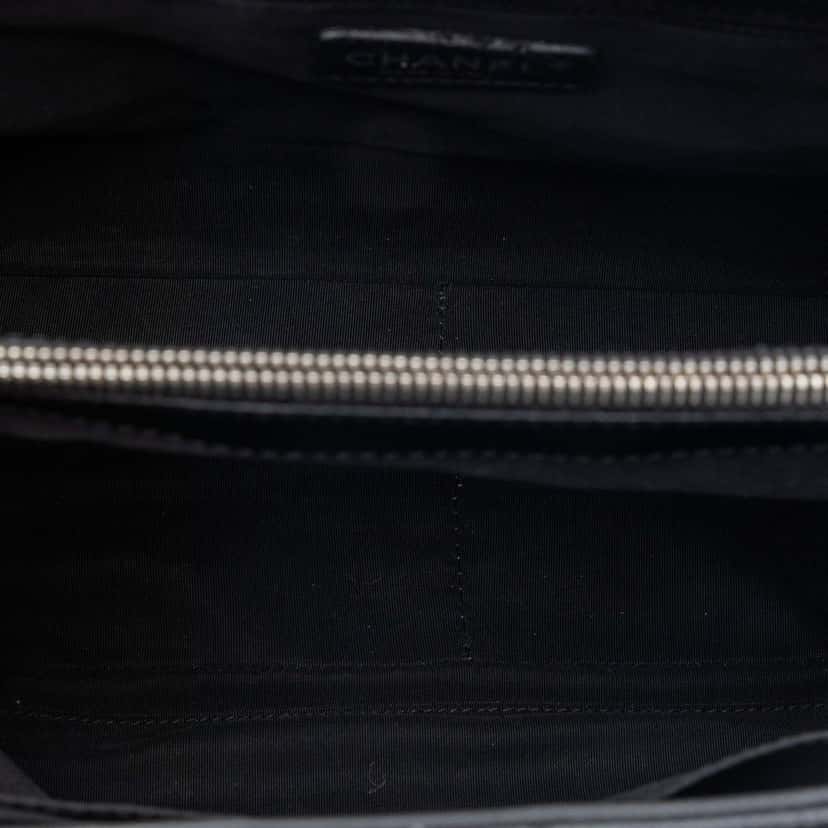 Chanel Caviar Grand Shopping Tote Black Leather Very good condition - Model View