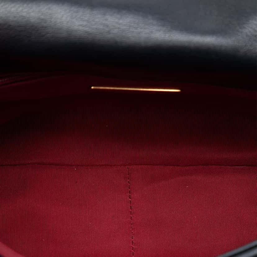 Chanel Medium Lambskin 19 Flap Black Leather Very good condition - Model View