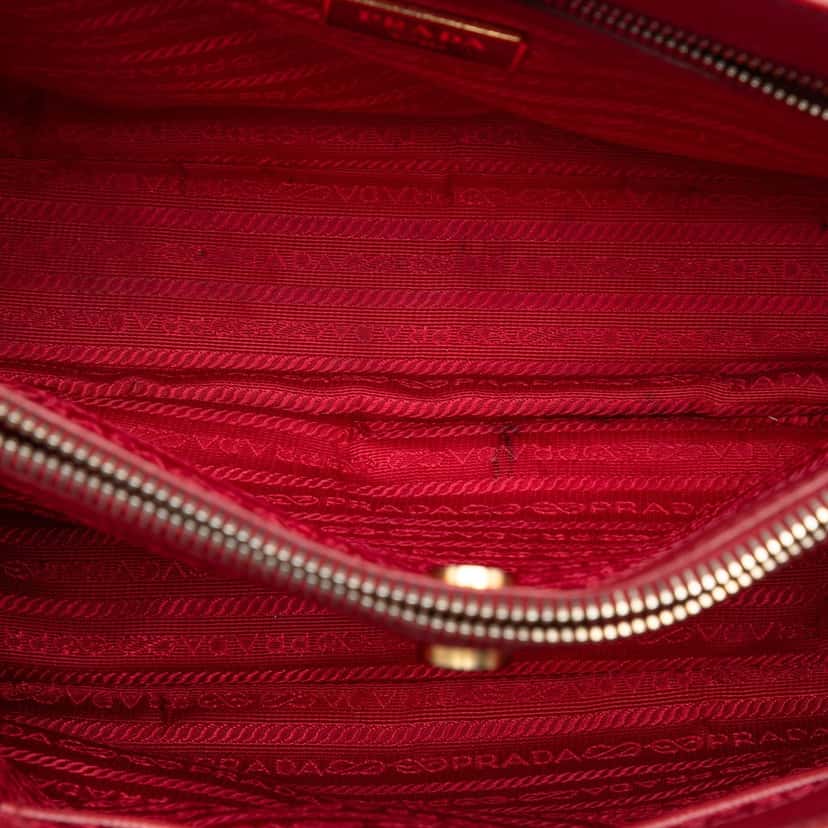 Prada Medium Saffiano Lux Galleria Satchel Red Leather Very good condition - Model View