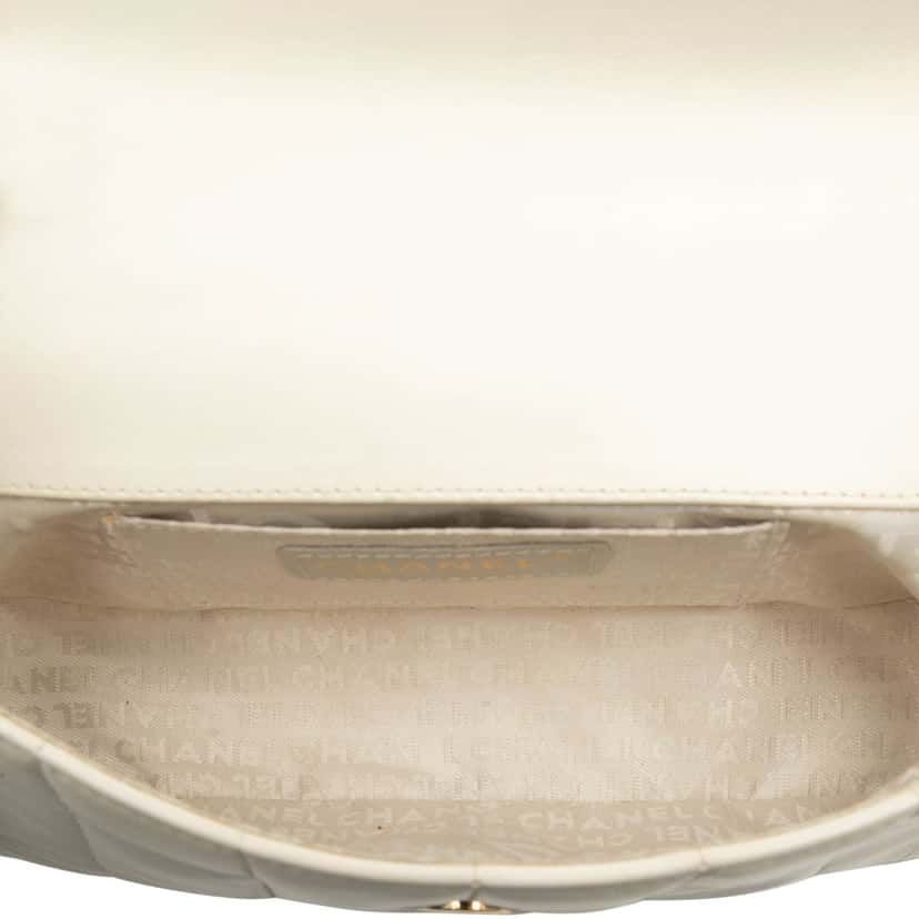 Chanel Mini Lambskin Chocolate Bar Camellia Flap White Leather Good condition - Model View