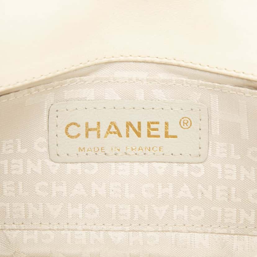 Chanel Mini Lambskin Chocolate Bar Camellia Flap White Leather Good condition - Box View