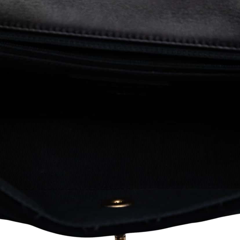 Chanel Paris Cosmopolite Medium Velvet and Metallic Lambskin Flap Black Very good condition - Model View